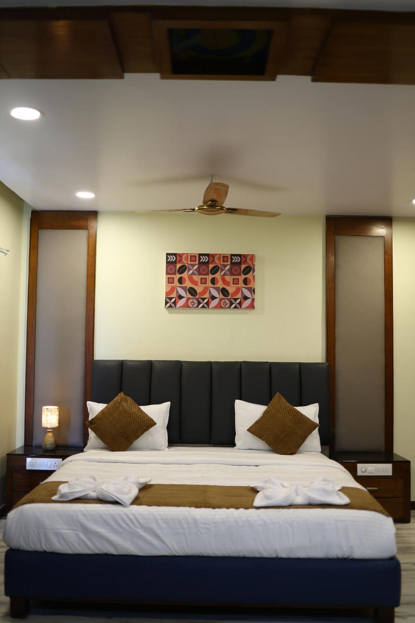 Lj Dadi'S Grand Hotel วิสาขปัตนัม ภายนอก รูปภาพ