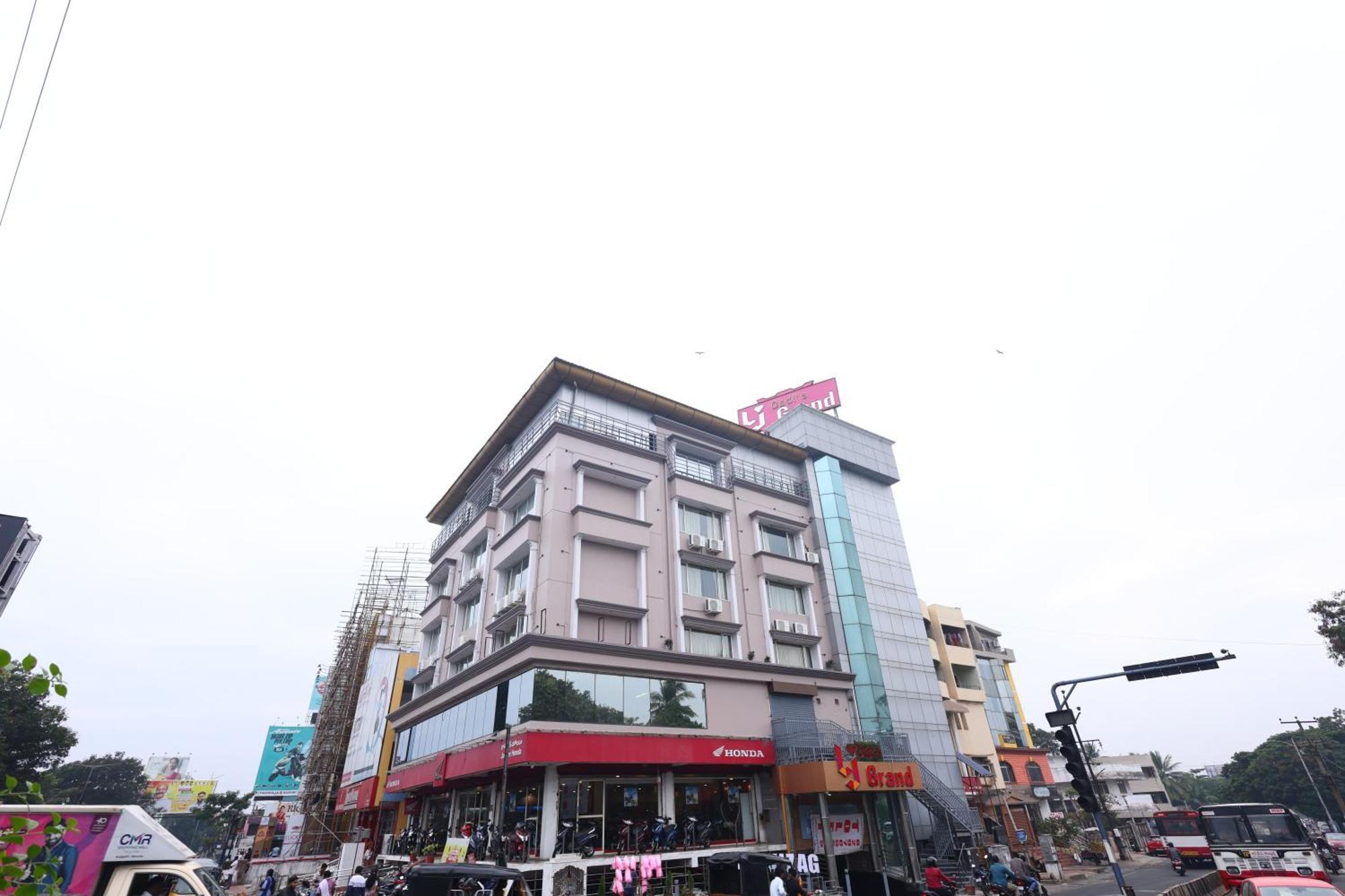 Lj Dadi'S Grand Hotel วิสาขปัตนัม ภายนอก รูปภาพ