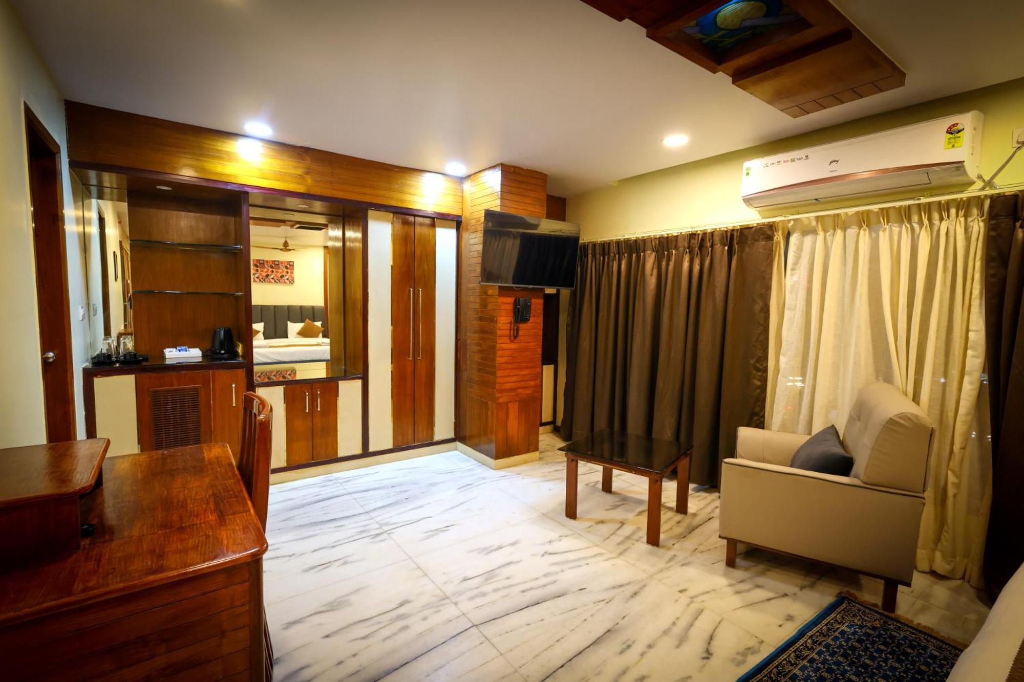 Lj Dadi'S Grand Hotel วิสาขปัตนัม ภายนอก รูปภาพ